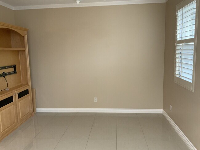 Building Photo - Beautiful Valencia Townhome in the Highly Desirable Village Walk Community