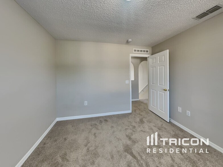 Building Photo - 12610 Lake Vista Dr