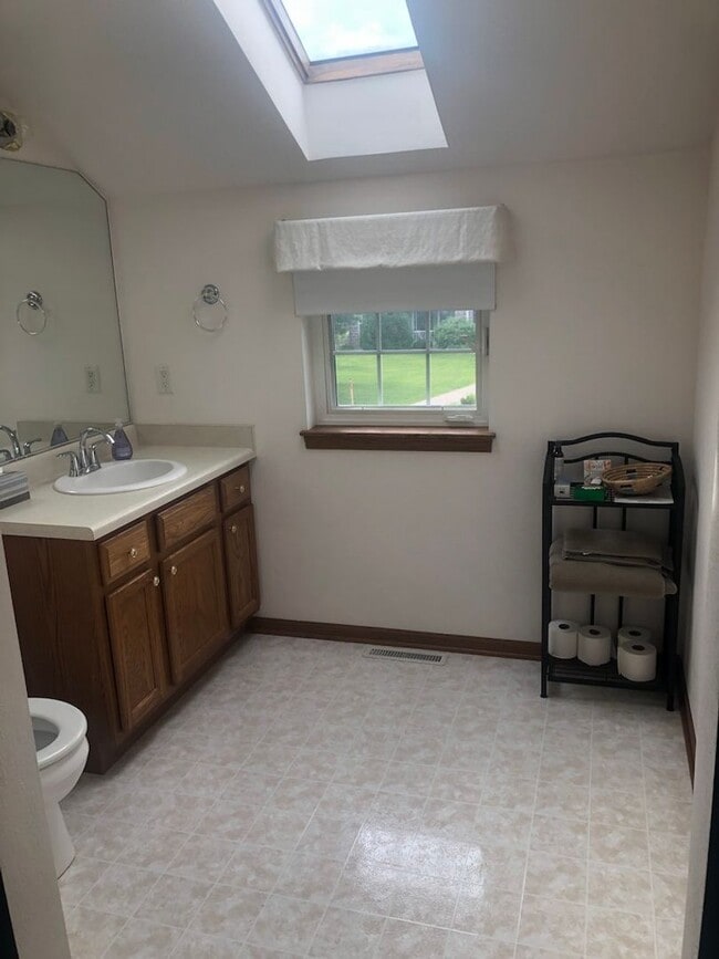 Building Photo - Shared 2 Bedroom 2.5 Bathroom Condo