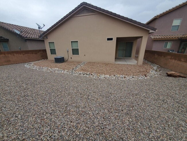 Building Photo - 3 bed 2 bath 1800 sq ft in Huning Ranch!