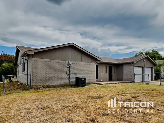 Building Photo - 1209 Meadow Creek Dr