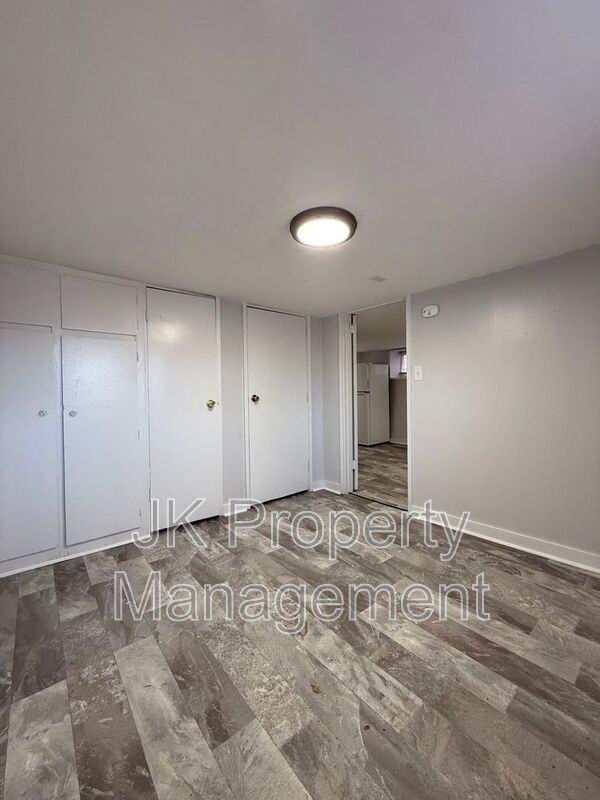 Building Photo - 1016 8th Ave S