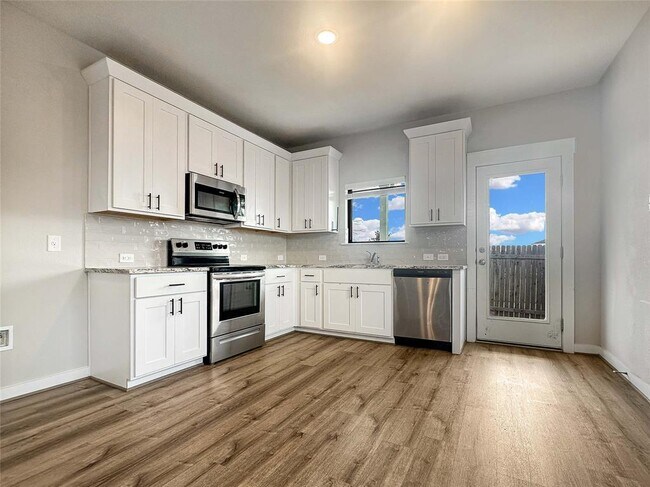 Building Photo - 179 Threshing Rd