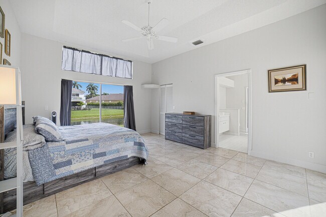 Building Photo - 10599 St Thomas Dr