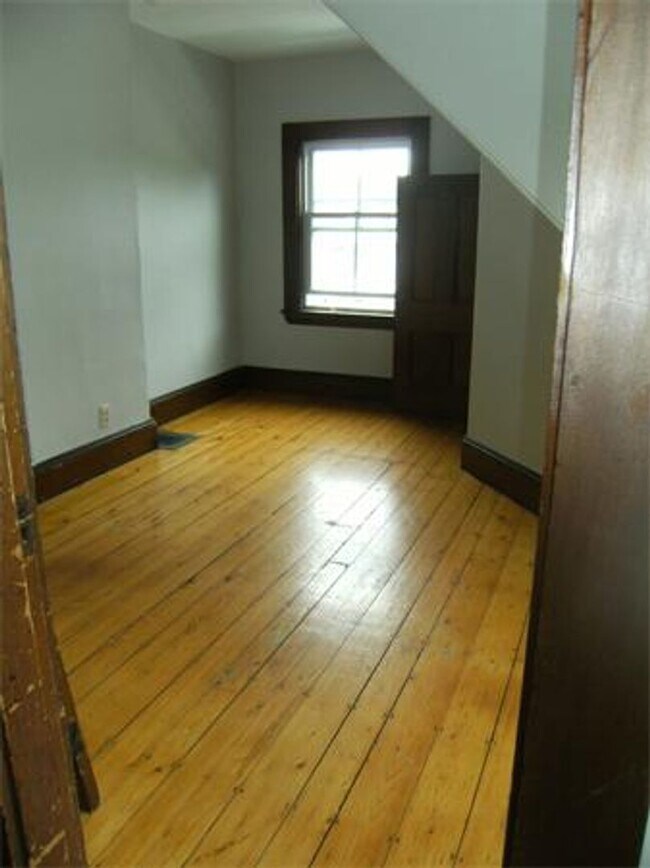 Building Photo - Newton Townhouse w/parking