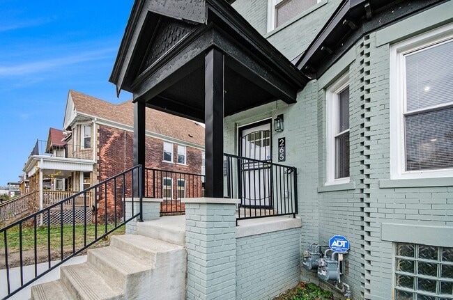 Building Photo - Lower Unit - Newly Constructed - 2 bed/2 b...