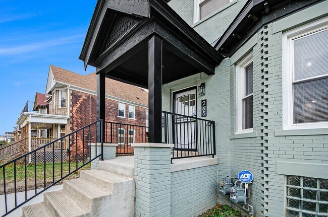 Building Photo - Lower Unit - Newly Constructed - 2 bed/2 bath - Must See!