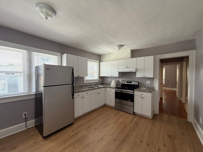 Building Photo - Available Now! Spacious 3 Bedroom Upstairs Apartment Near Downtown St. Petersburg