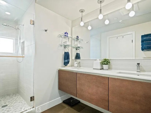 Building Photo - 811 N Detroit St