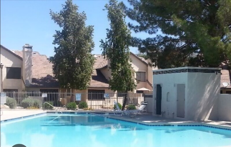 Building Photo - 1126 W Sandy Banks