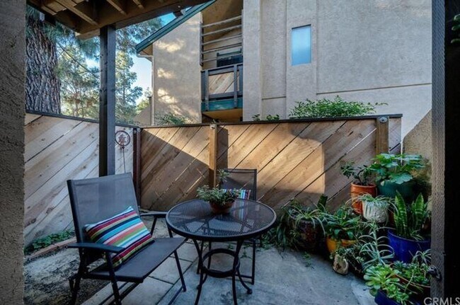 Building Photo - Beautiful Update 2 Bedroom 2 Bathroom Condo