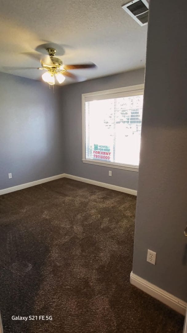 Building Photo - Immaculate 3 Bedroom 2 Bath House locate w...
