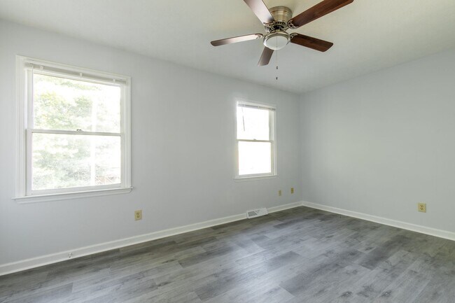 Building Photo - 3 story 2 bed 1.5 bath condo with large ga...