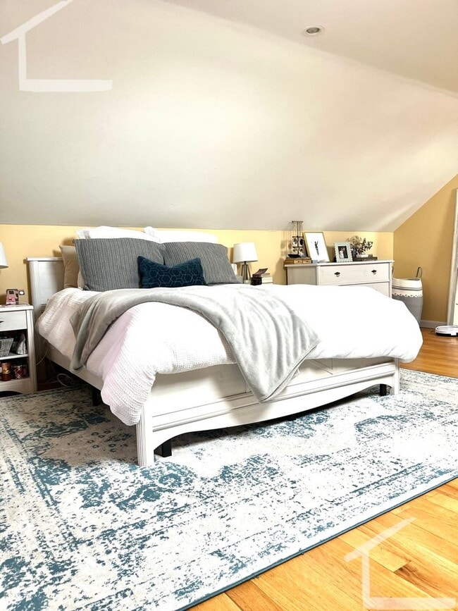 Building Photo - HUGE 3 bed duplex in the heart of Oak Square!