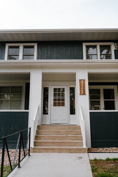 Building Photo - 711 S Phillips Ave