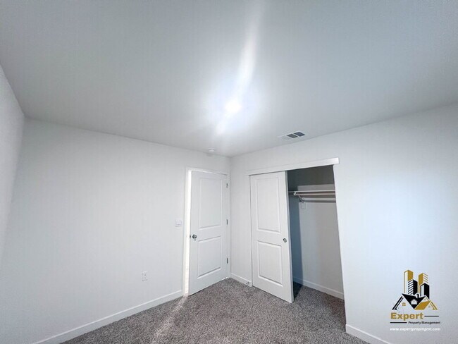 Building Photo - 2081 Blue Star Dr