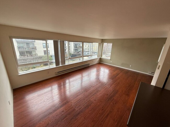 Building Photo - Spacious 2 bedroom with hardwood floors. W...