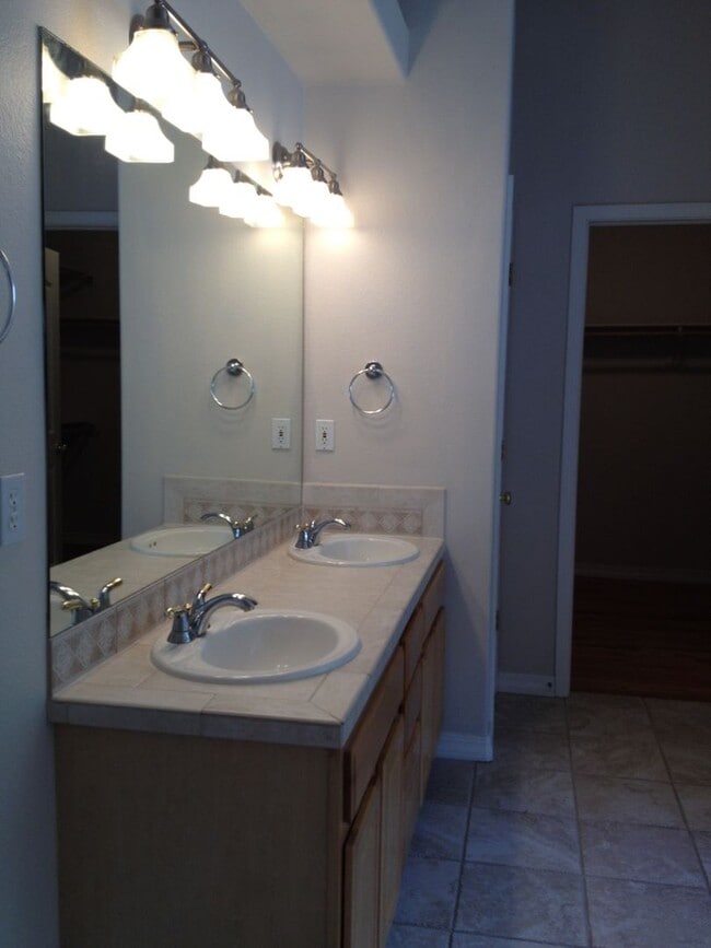 Building Photo - 5 Bd Ranch Home in School D-20