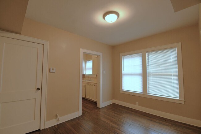 Building Photo - 502 S Fannin Ave
