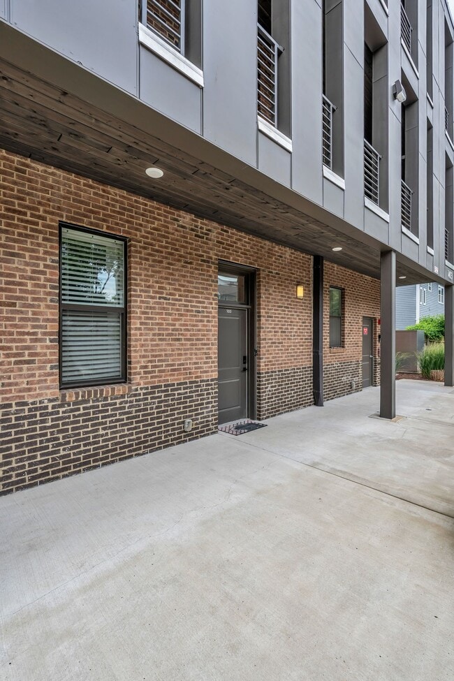 Building Photo - 1403 Martin St