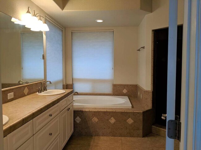 Building Photo - 1043 Diamante Robles Ct