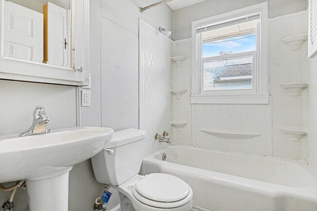 Building Photo - Charming 3-bedroom, 1-bath gem in the heart of Mishawaka!