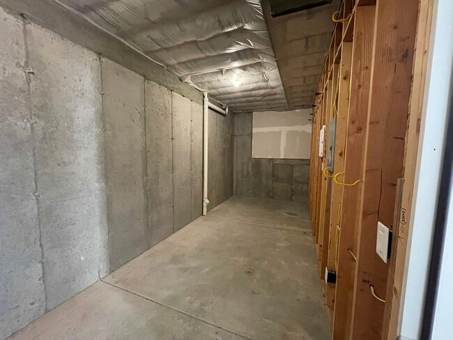 Building Photo - 865 S Aspen Wy