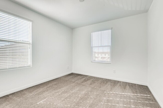 Building Photo - 3 Bedroom Townhouse in a Gated Northeast Community Near Nellis Air Force Base