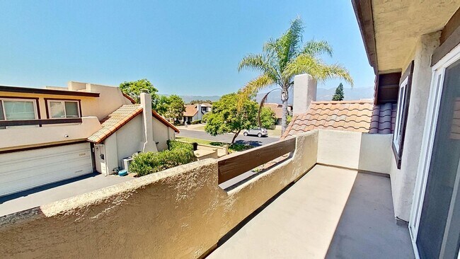 Building Photo - Spacious 3 bed / 3 bath in the More Mesa area