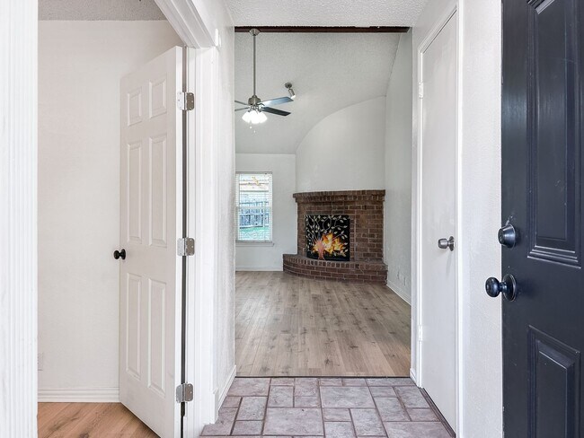 Building Photo - Inviting Northwest San Antonio Home - Fire...