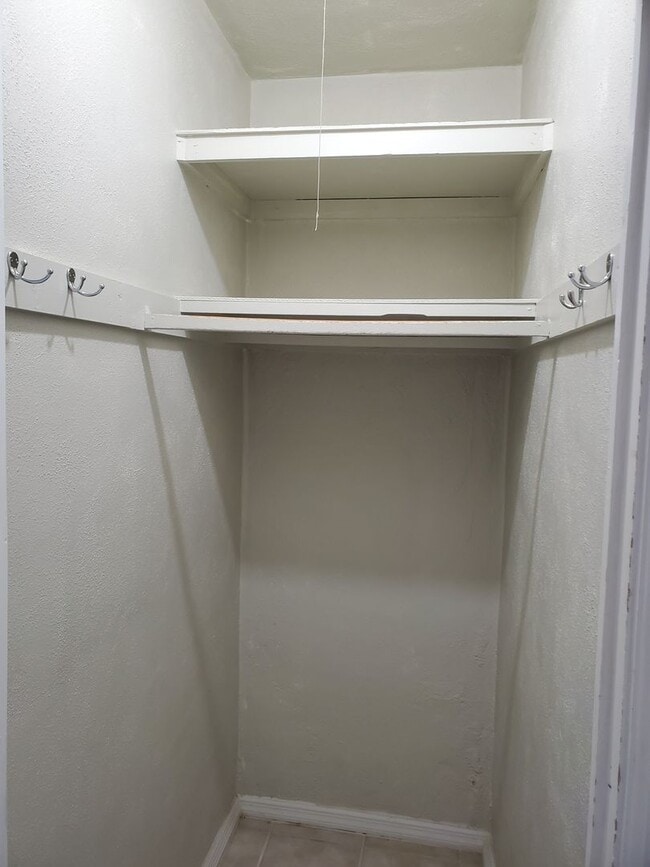 Building Photo - One Bedroom Apartment in the Heart of Downtown