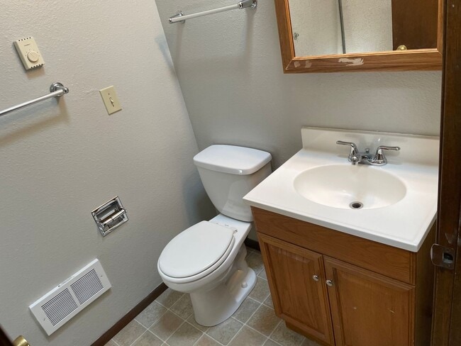 Building Photo - Spacious 2 Bedroom in Idyllic Location