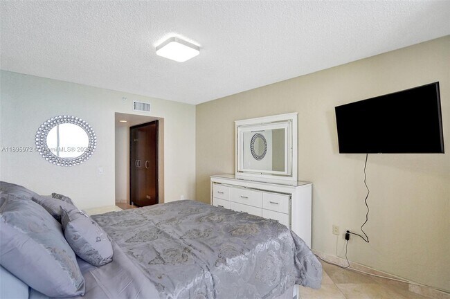 Building Photo - 16711 Collins Ave