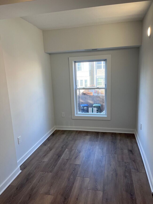 Building Photo - 4724 3rd Pl NW