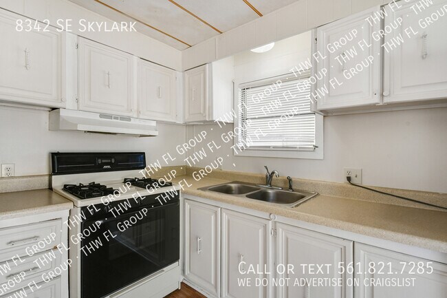 Building Photo - 8342 SE Skylark Ave