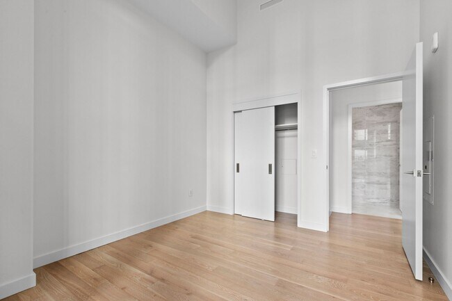 Building Photo - Luxury Executive Condo w/AC in the Heart o...