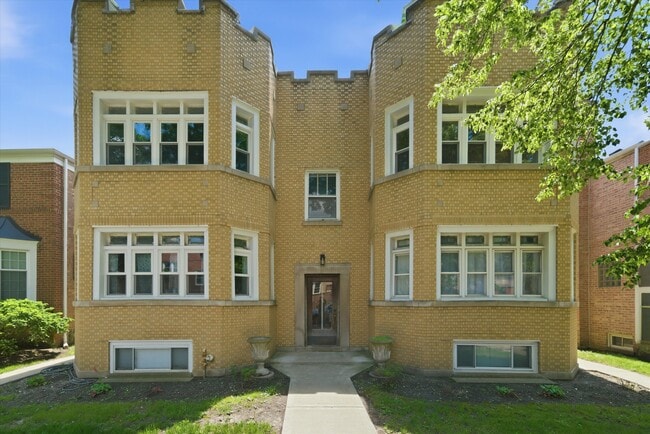 Building Photo - 2737 W Lunt Ave
