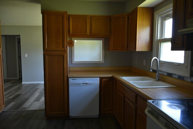 Building Photo - 714 E Nance Dr