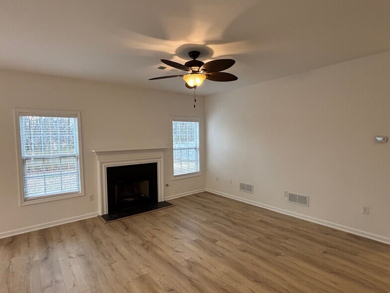 Building Photo - 27 Farm Brook Way