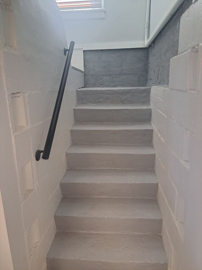 Building Photo - COMPLETE Remodel 2 Bedroom / 1 Bath House