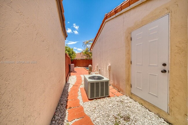 Building Photo - 10000 SW 147th Ct