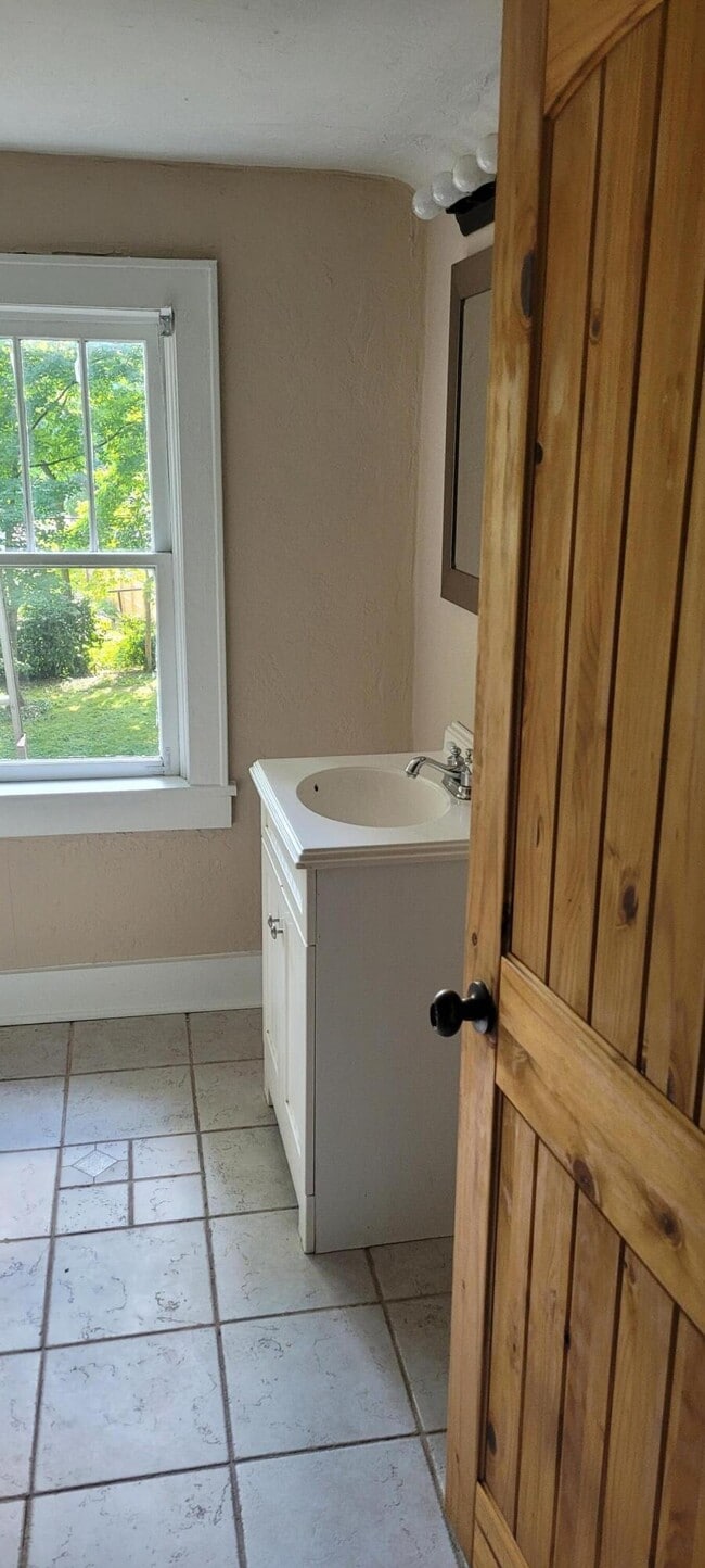 Building Photo - 619 S Kentwood Ave