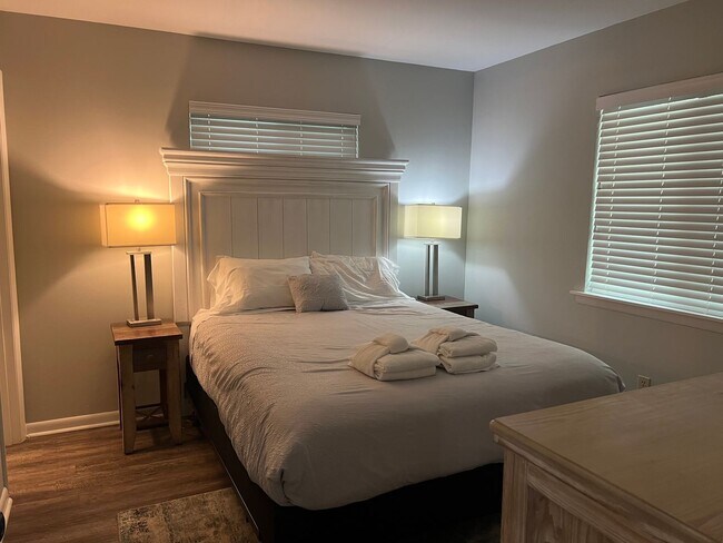 Building Photo - Walk to the Beach! Beautifully Remodeled/Furnished Fiddler's Cove
