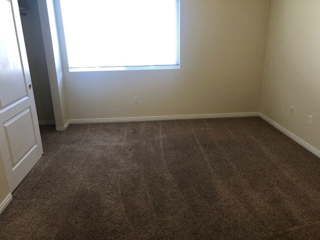 Building Photo - 2 bedroom unit Centrally located in Nampa
