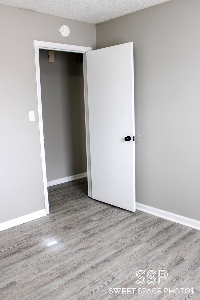 Building Photo - Travis