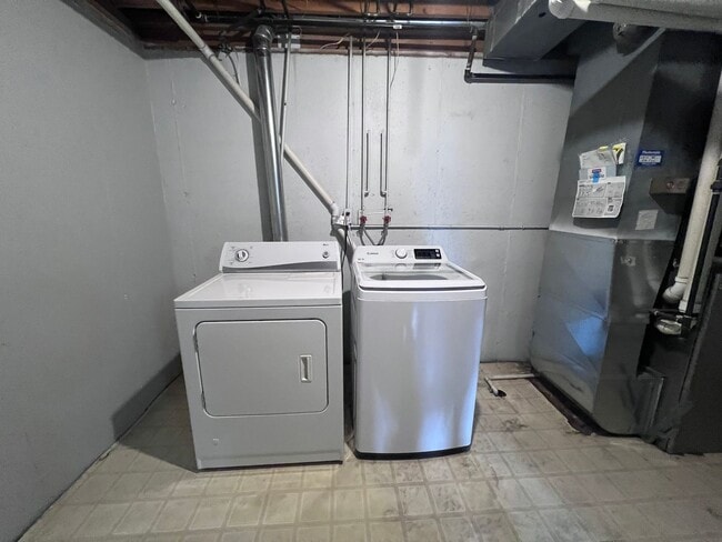 Building Photo - Two Bedroom Duplex in Kentwood!