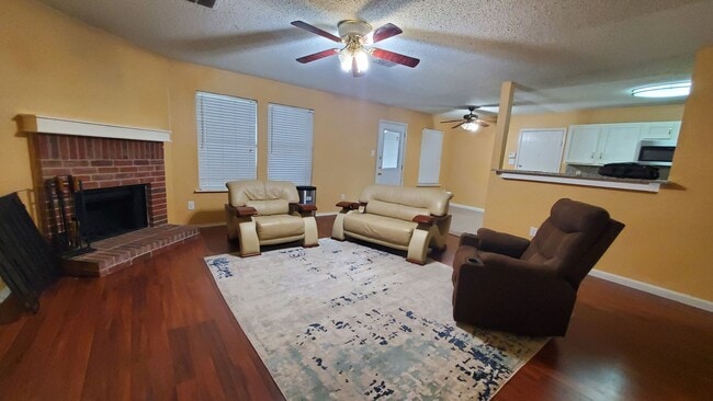 Building Photo - Spacious Four Bedroom