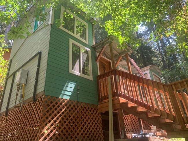 Building Photo - 390 Redwood Dr
