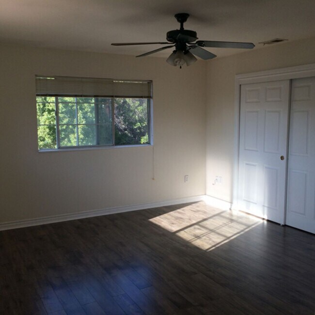 Building Photo - 4527 Hollister Ave