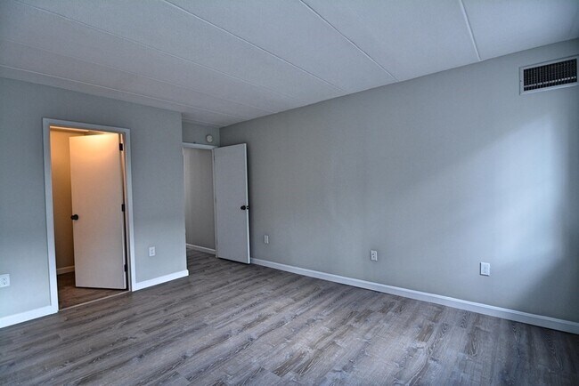 Building Photo - 4 Douglas Park